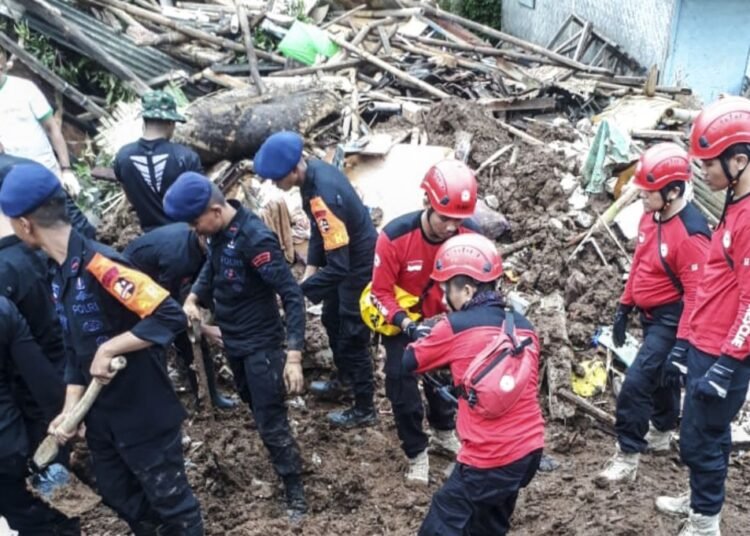 Tim Reaksi Cepat (TRC) Semen Padang (SIG Group) bersama Kepolisian & TNI melakukan pencarian korban gempa bumi di Kab. Cianjur, Jawa Barat. (ist)