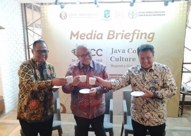 Kepala BI Jatim Budi Hanoto (tengah) saat conferensi pers gelaran Java Coffee Culture (JCC) 2022, Rabu (23/11/2022) di Surabaya. (foto: hari)