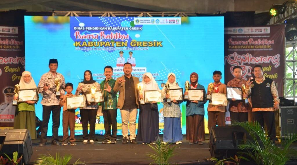 Bupaati Gresik saat meyerahkan trophy pemenang lomba surat cinta