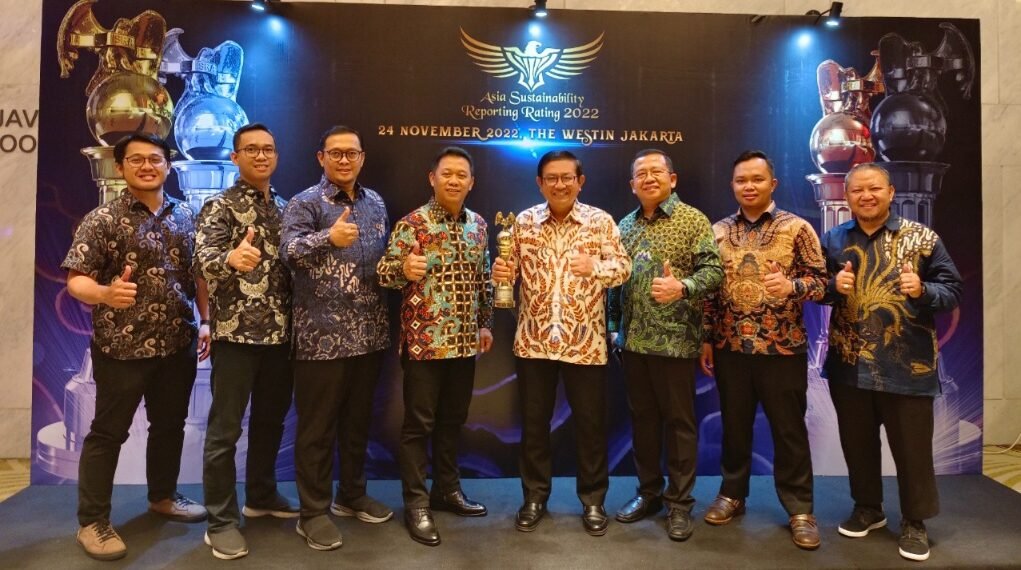 Petrokimia Gresik saat meraih penghargan Platinum Rank Award
