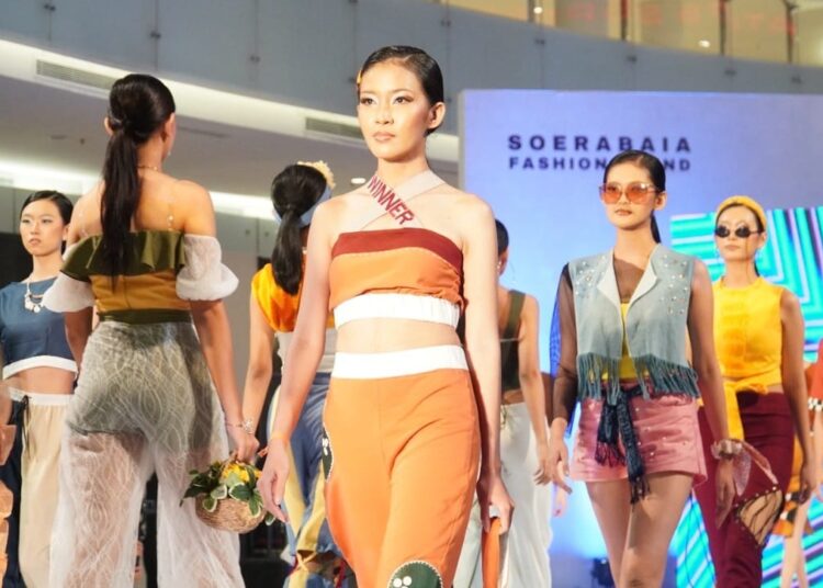 Beberapa karya busana mahasiswa Program Textile and Fashion Design UK Petra saat tampil di even bertajuk Soerabaia Fashion Tren 2023, Jumat (11/11/2022) di Oval Atrium Ciputra World Surabaya. (ist)