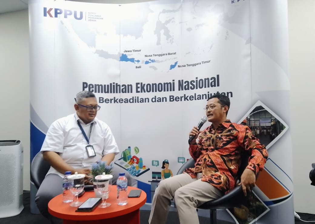 Kepala Kanwil VI KPPU Dendy R Sutrisno bersama Ketua KPPU M. Afif Hasbullah saat forum jurnalis, Kamis (24/11/2022). (foto: hari)