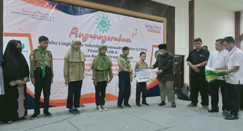 Muhammadiyah Gresik Tanggung Seluruh Biaya Sekolah Anak Yatim 1 Ketua PDM Gresik menyerahkan simbolis biaya sekolah