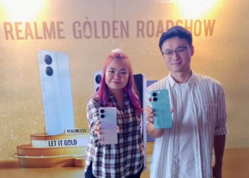 Krisva Angnieszca, PR Manager realme Indonesia dan Ian PR Manager realme Southeast Asia dengan smartphone produk baru realme saat jumpa media di Surabaya, Kamis (8/12/2022). (foto: hari)