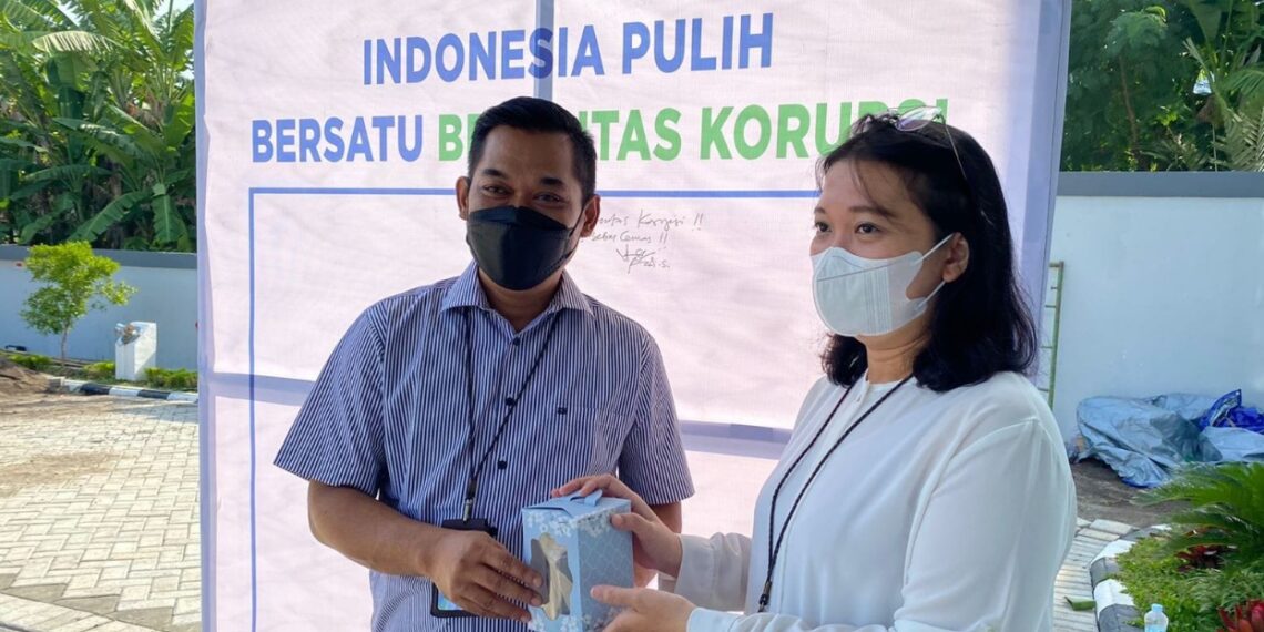 Kepala Kantor BPJS Ketenagakerjaan Cabang Juanda, Rudi Susanto ajak setiap peserta yang hadir menuliskan pesan terkait tindakan korupsi sebagai bentuk dukungan anti korupsi kepada KPK, Jumat (9/12/2022). (ist)