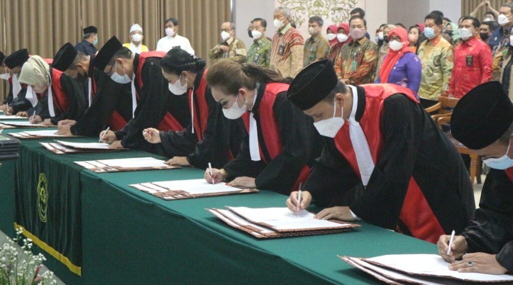 Ida Ayu Sri Adriyanthi  Astuti Widja, SH. MH saat dilantik menjadi ketua PN kelas 1A Mojokerto