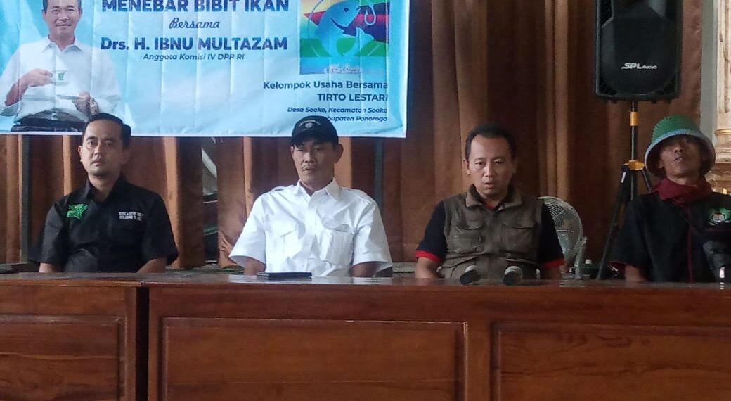 Anggota DPR RI, Drs H. Ibnu Multazam (berbaju putih), didampingi Camat Sooko, Nur Huda Rifai, Siswanto dan Pujiana, aktifis lingkungan sekaligus , Ketua Kelompok Nelayan Perairan Darat Sooko. (foto : bagus)