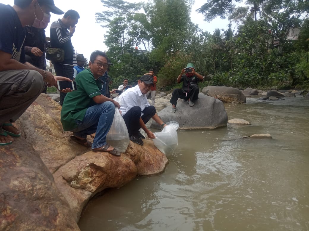 Anggota DPR Ibnu Multazam Tebar Ribuan Bibit Ikan 1