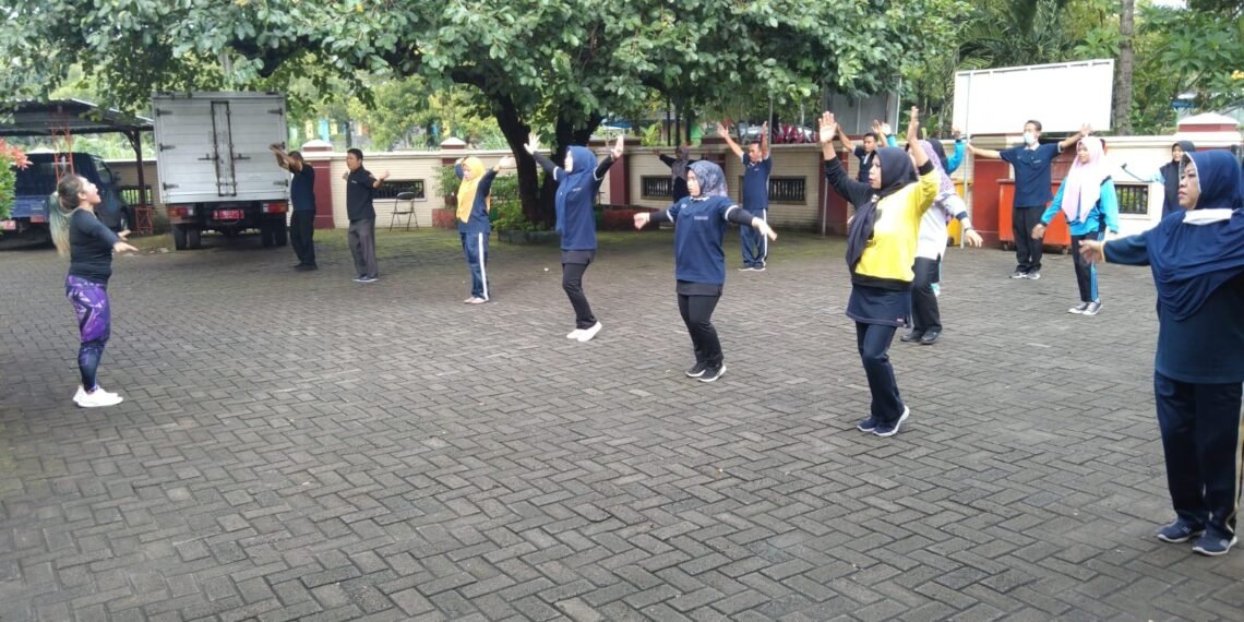 Dan dengan Bersenam Bersama  bisa menjadi semangat bagi seluruh pegawai Dinas Perikanan dan Peternakan  terlihat dari keceriaan , Bahagia yang akan mempengaruhi Peningkatan Pelayanan secara Prima dan Ramah yang menjadi ciri khas pelayanan di Kabupaten Ngawi Tandasnya .