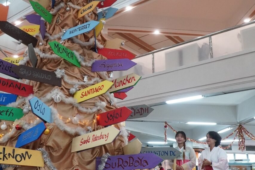 (Ki-Ka) Greffika Exstrilia dan Ellara Yusea saat melihat Worldwide Christmas Tree. (ist)