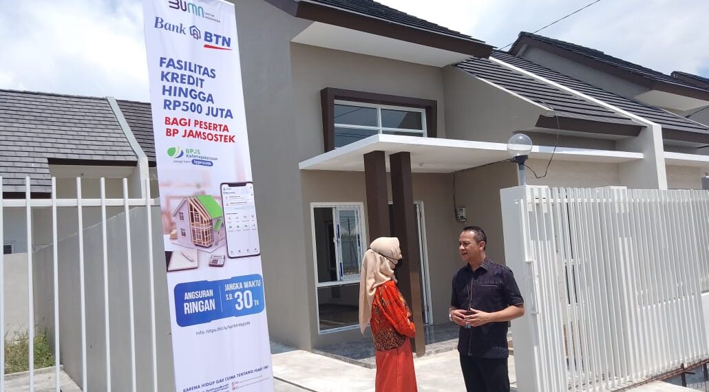 Kolaborasi BPJS Ketenagakerjaan & BTN Wujudkan Mimpi Pekerja Miliki Rumah 1 Noviati Sukmawati pemilik rumah yang bekerja di Indomaret bersama Deputi Direktur Wilayah BPJamsostek Jatim Deny Yusyulian di Alana Regency Cemandi Sidoarjo, Rabu (14/12/2022). (foto2: hari)