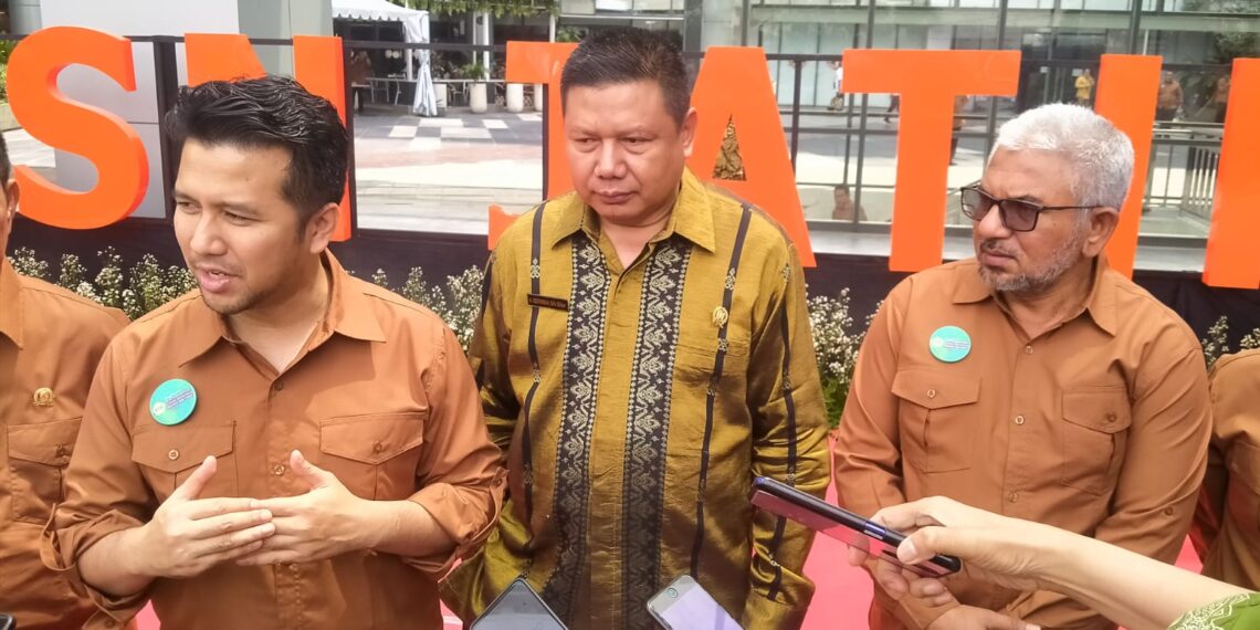 Ketua DPD Demokrat Jatim Emil Dardak bersama Wakil Ketua DPD Partai Gerindra Jatim Hadi Dediyansah saat hadiri HKSN tahun 2022