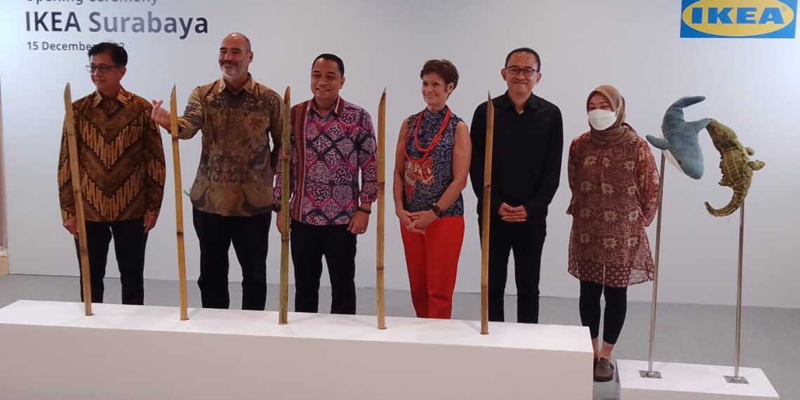 (Ki-Ka) Chairman of the Supervisory Board of HERO Group Ipung Kurnia, Presdir PT Rumah Mebel Nusantara (IKEA Indonesia) Patrik Lindvall, Walikota Surabaya Eri Cahyadi, Dubes Swedia untuk Indonesia H.E. Marina Berg, dan Managing Director Ciputra Group Harun Hajadi menancapkan bambu runcing simbolisasi diresmikannya IKEA Surabaya, Kamis (15/12/2022). (foto: hari)