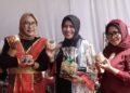 Endang Srie Nurullita, Ketua Kelompok Karang Sari Cookies memamerkan Produknya bersama Rektor dan Ketua Pusat Studi Kewirausahaan. (ist)