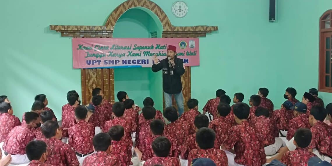 Ratusan Siswa SMPN 10 Gresik Menulis Puisi Berjamaah di Momen Peringatan Hari Ibu 1 Didik Hendri sedang berdialog dengan siswa SMPN Bungah soal literasi