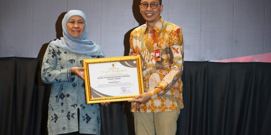 Bank Jatim saat Raih Award 2022