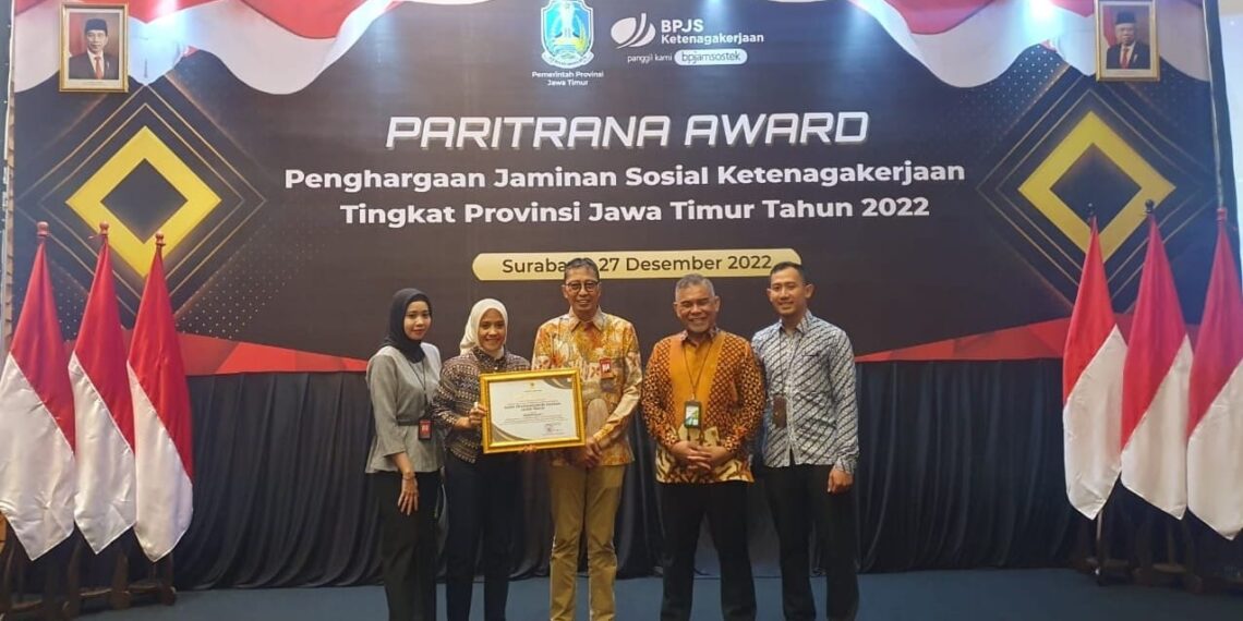 Kepala BPJS Ketenagakerjaan Surabaya Karimunjawa Indra Iswanto (2 kanan) dan Dirut Bank Jatim Busrul Iman (3 kiri) saat menerima Paritrana Award 2022 Jatim Kategori Perusahaan Skala Besar Sektor Keuangan, Perdagangan, dan Jasa, Selasa (27/12/2022). (ist)