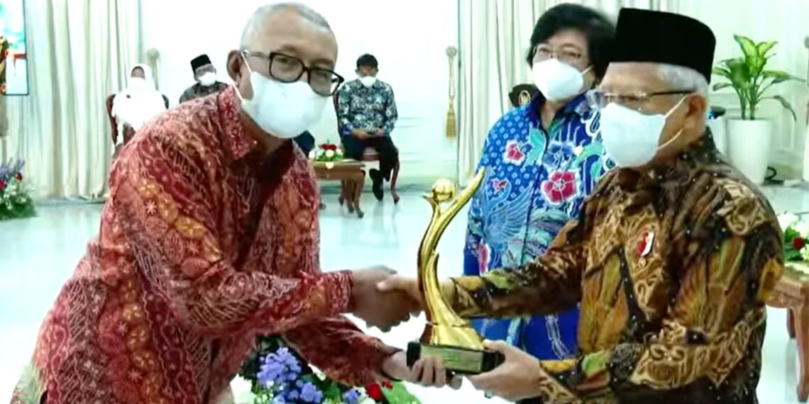 SIG Raih 1 PROPER Emas & 7 PROPER Hijau dari KLHK 1 Dirut SBI Lilik Unggul Raharjo (kiri) menerima trofi penghargaan PROPER Emas dari Wapres RI Ma’ruf Amin di Jakarta, Kamis (29/12/2022). (ist)