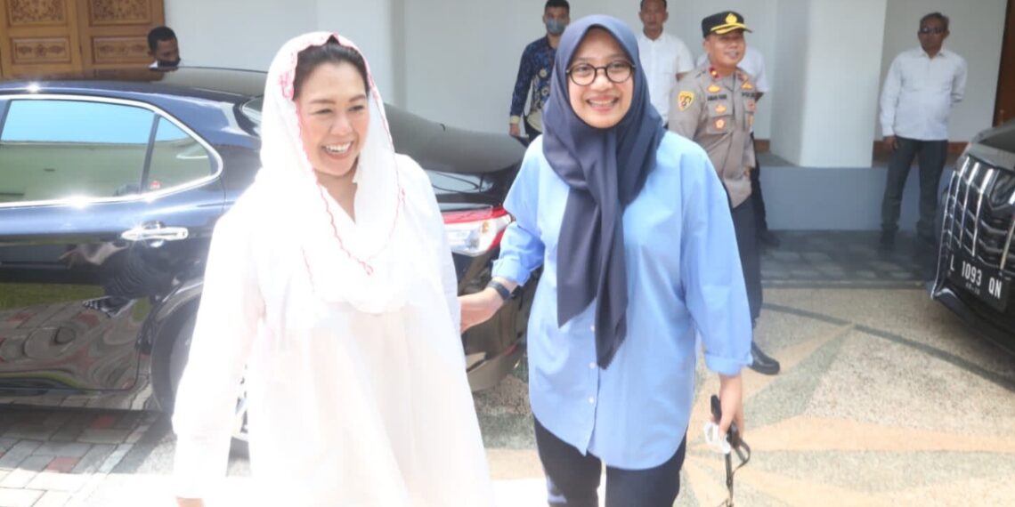 Yenny Wahid bersama Ipuk Fiestiandani saat di Pendopo Shaba Swagata Blambangan