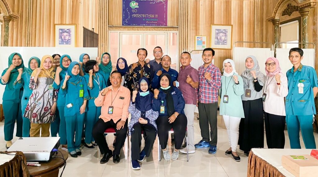 Kepala Kantor BPJS Ketenagakerjaan Surabaya Darmo Guguk Heru Triyoko (duduk kiri) & Direktur RS Muji Rahayu dr. Dini Sulistyowati JS bersama para agen Perisai, Rabu (11/1/2023). (ist)