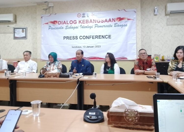 Konferensi pers rencana kegiatan dialog Kebangsaan bertema "Pancasila Sebagai Ideologi Pemersatu Bangsa" di kampus Unitomo, Jumat (13/1/2023). (foto: hari)