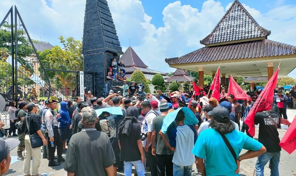 Warga Blitar Selatan saat menggelar aksi demonstrasi di Pemkab Blitar