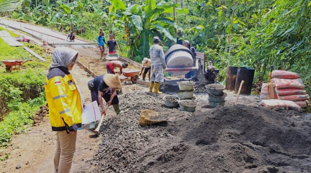 Pembangunan rabat beton jalan di Desa Penyarang, Kecamatan Sidareja, Kabupaten Cilacap, Jawa Tengah. (ist)