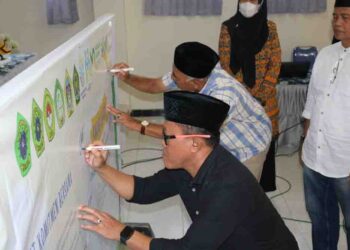 Ketua Yayasan Nurul Islam Gresik, Ali Muhsin saat mendatangani deklarasi Sekolah Ramah Anak