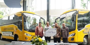Pemberian resmi 2 unit bus dari Mayapada Group ke YPTK Petra (Ki-Ka) Rolly Intan, Dato Sri Tahir, Hary Listijo dan Djwantoro Hardjito, Jumat (27/1/2023). (ist)