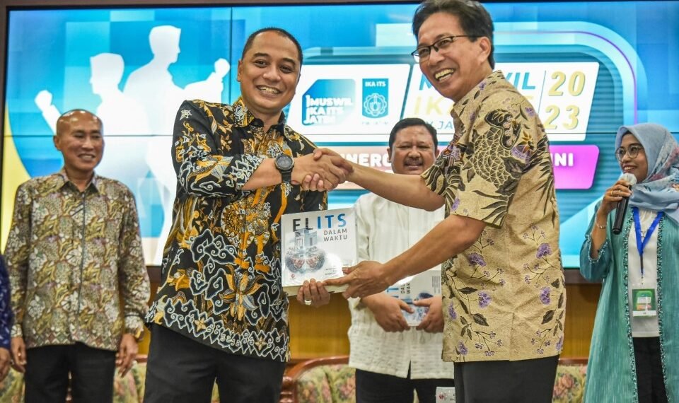 Wali Kota Eri Cahyadi Ketua IKA ITS Jatim 2023-2027 1 Wali Kota Surabaya Eri Cahyadi (kiri) bersama Rektor ITS Mochamad Ashari di Aula Dinas Pendidikan Jatim, Jl. Genteng Kali, Surabaya, Sabtu (28/1/2023). (ist)