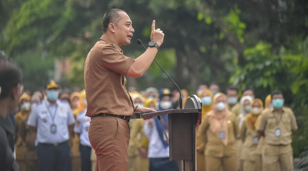 Wali Kota Surabaya Eri Cahyadi saat apel pagi bersama jajaran Kepala Perangkat Daerah (PD), Kepala Bidang (Kabid) & para staf di halaman Balai Kota, Selasa (31/1/2023). (ist)