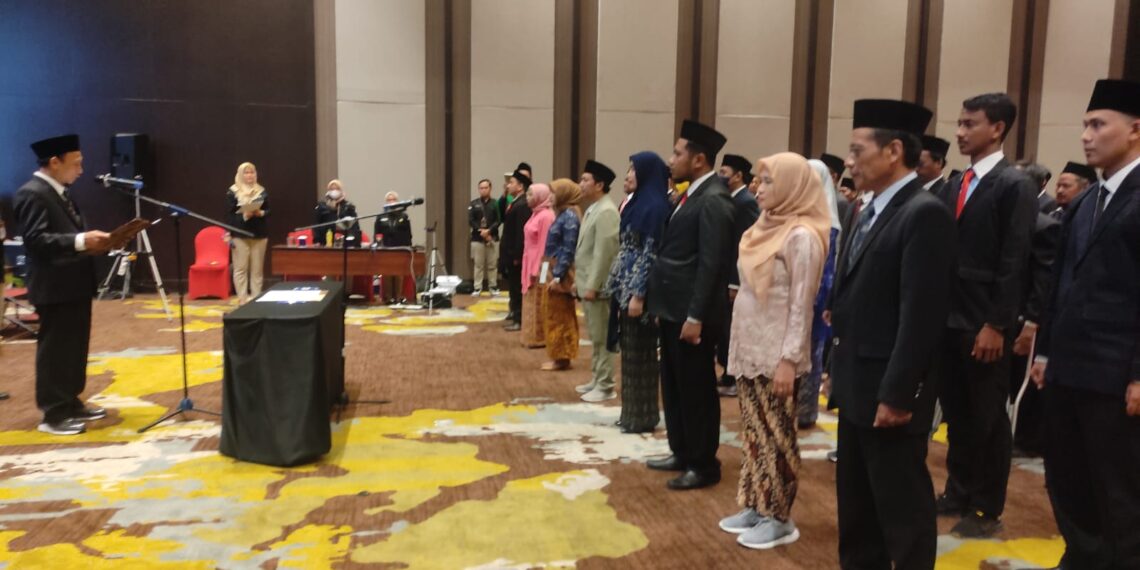 etua KPU Gresik mengambil sumpah PPK