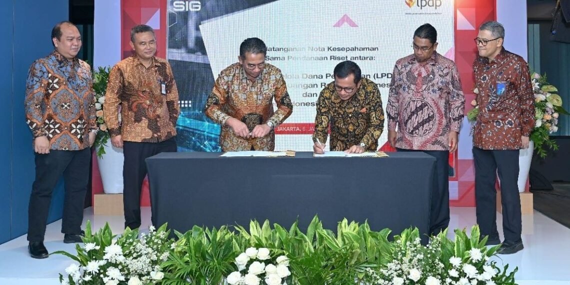 SIG & LPDP Jalin Kerja Sama Pendanaan Riset Sparepart Pabrik SIG Dukung P3DN 1 Dirut SIG Donny Arsal (3 kanan) & Dirut LPDP Andin Hadiyanto (3 kiri) menandatangani MoU kerja sama pendanaan riset mendukung aktivitas penelitian dan pengembangan sparepart pabrik milik SIG, di Jakarta, Jumat (6/1/2023). (ist)