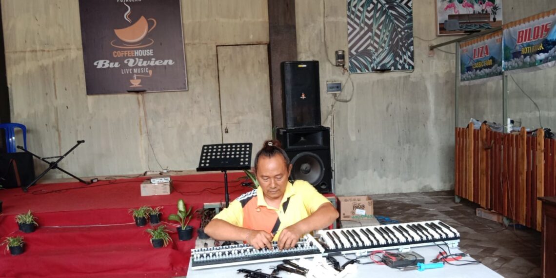 Nanang Ciprut lagi membersihkan organ sebelum di buat pentas