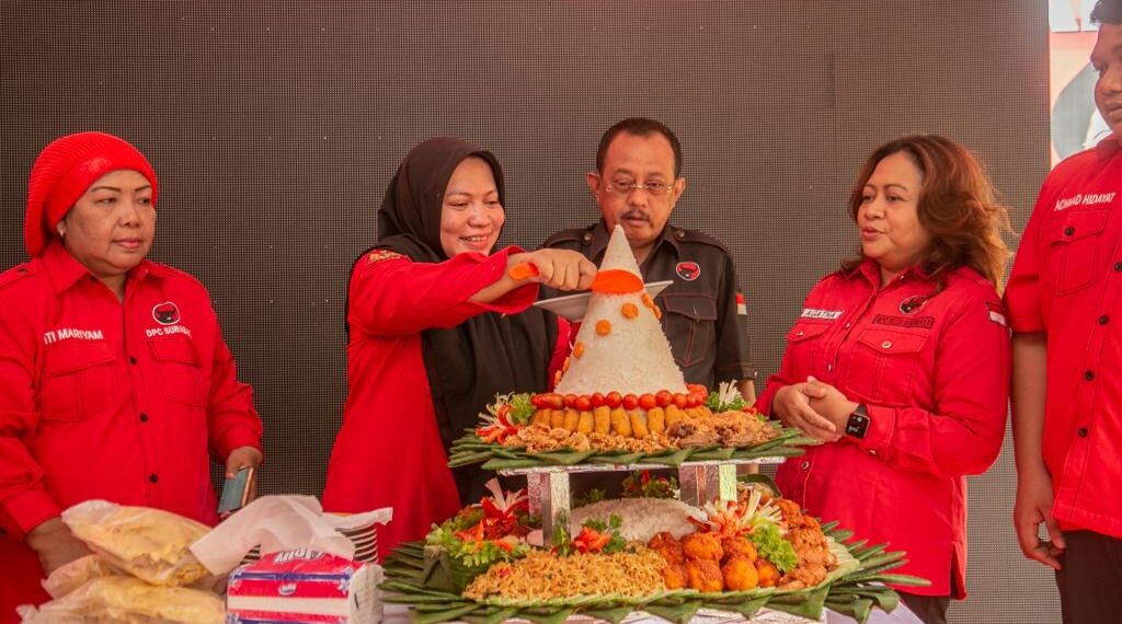 Kader PDIP Surabaya rayakan Ultah Ketua Umum PDIP Megawati Soekarno Putri.