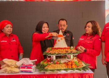 Kader PDIP Surabaya rayakan Ultah Ketua Umum PDIP Megawati Soekarno Putri.