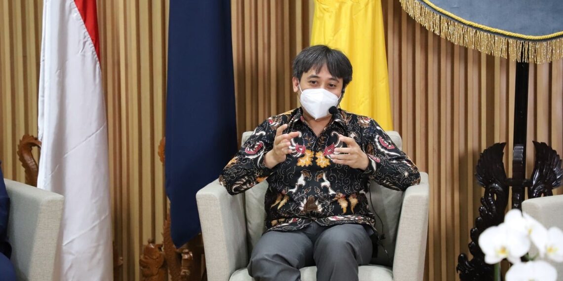 Dekan FEB UI Teguh Dartanto PhD dalam pemaparan Webinar, Selasa (24/1/2023) pagi. (ist)