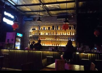 Bar yang diduga menjual minuman beralkohol di Chug bar cafe.