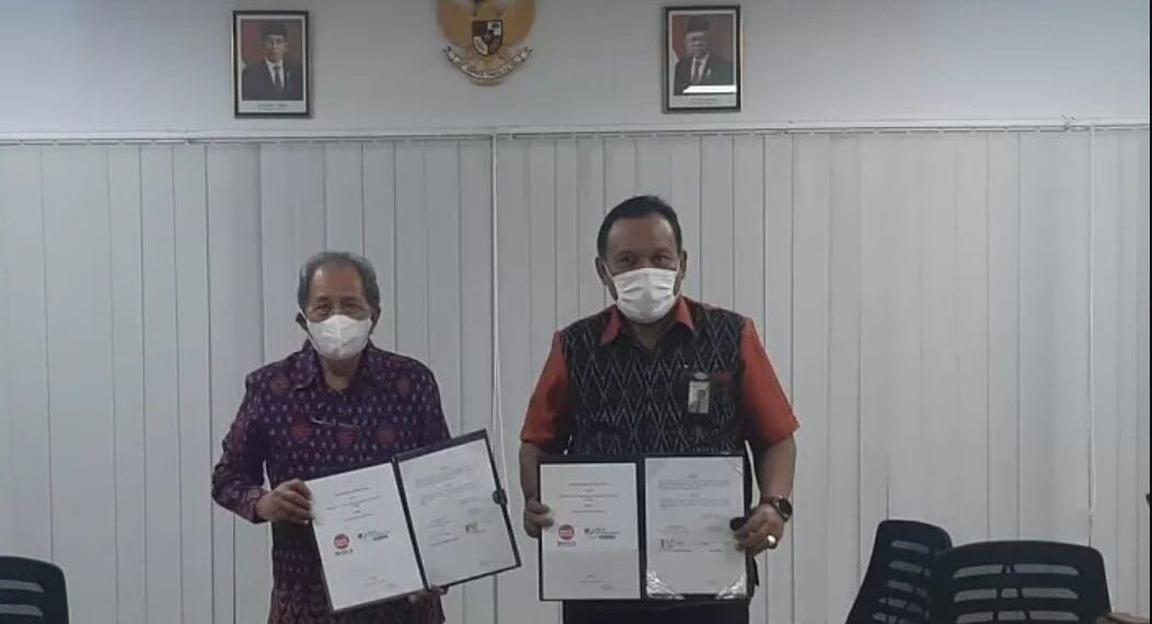 BPJS Ketenagakerjaan Lindungi Mahasiswa Magang IIK Bhakti Wiyata Kediri 1 Suharno Abidin, Kepala Cabang BPJS Ketenagakerjaan Kediri (kanan) bekerjasama dengan IIK Bhakti Wiyata Kediri dalam perlindungan jaminan sosial ketenagakerjaan bagi mahasiswa praktik kerja. (ist)
