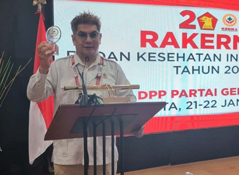 Ketua KESIRA Jatim dr .Benjamin Kristianto Mars saat terima penghargaan sebagai pejuang KESIRA