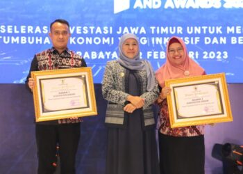Gubernur Provinsi Jawa Timur Khofifah Indar Parawansa (tengah) bersama Wakil Bupati Gresik dan Plt DPM PTSP, AM Rezza Pahlevi saat foto bersama setelah menerima penghargaan