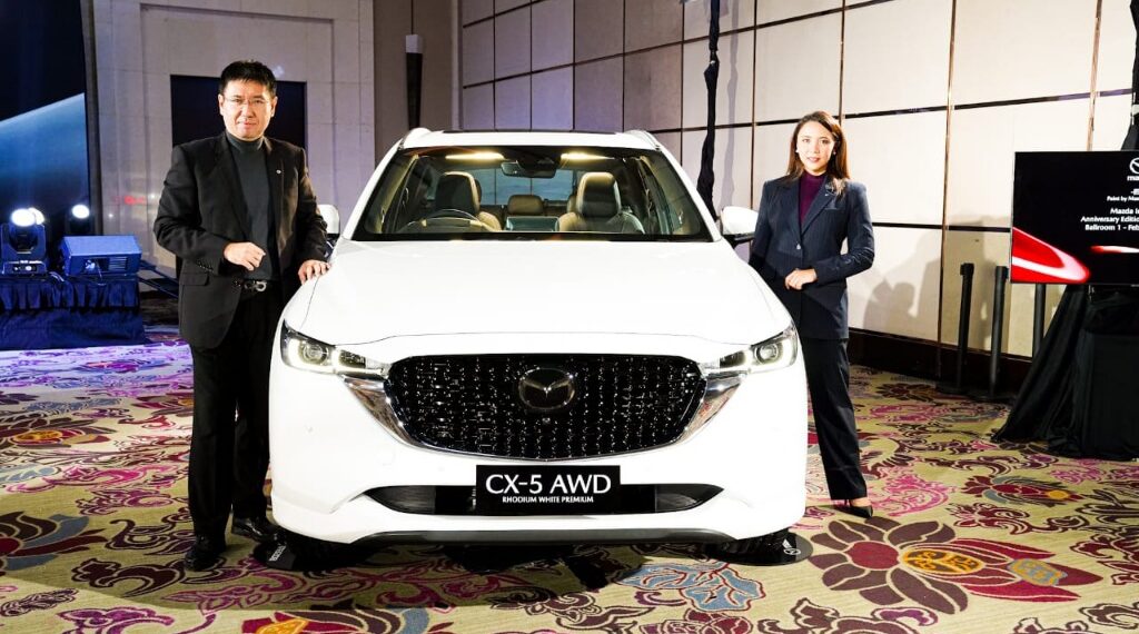 Ricky Thio Managing Director dan Pramita Sari Marketing & Communications GM dengan New Mazda6 Sedan New Mazda CX-5. (ist)