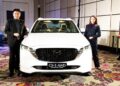 Ricky Thio Managing Director dan Pramita Sari Marketing & Communications GM dengan New Mazda6 Sedan New Mazda CX-5. (ist)