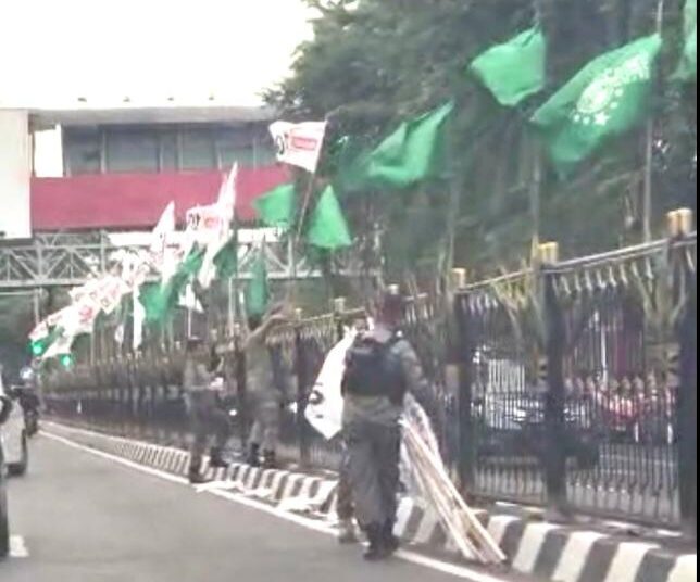 Satpol PP Surabaya terkesan tebang pilih turunkan bendera Partai Gerindra