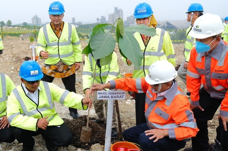 Kepala Daerah se Jabar Studi Banding Praktik Pertambangan ke Pabrik SBI Narogong 1 Wagub Jawa Barat Uu Ruzhanul Ulum (kiri), Direktur Manufacturing SBI Soni Asrul Sani (kanan) saat menanam pohon jati salomon di area Reklamasi PT SBI Pabrik Narogong Jawa Barat, Rabu (8/2/2023). (ist)