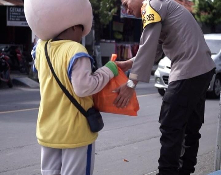 AKBP Siswantoro Bagikan Sembako dii Jalan Raya Saat Menuju Lokasi Acara Jum’at Curhat 1 AKBP Siswantoro Bagikan Sembako dii Jalan Raya Saat Menuju Lokasi Acara Jum’at Curhat 1