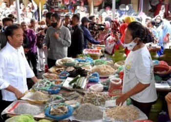 Presiden RI Joko Widodo saat sidak dan berdialog dengan salah satu pedagang Pasar Wonokromo, Surabaya, Sabtu (18/2/2023). (ist)
