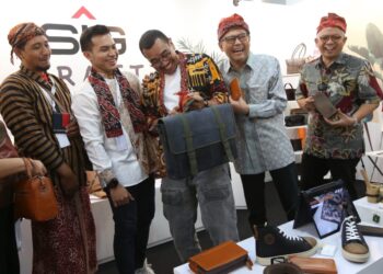 Staf khusus III Menteri BUMN Arya M. Sinulingga (tengah), Direktur SDM & Umum SIG Agung Wiharto (2 kanan) mengunjungi UMKM Crown Leather milik M. Adrian Fadhilah (2 kiri) pada “Bazar UMKM Untuk Indonesia 2023” di Gedung Sarinah, Jakarta. (ist)