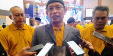 Rektor Unair Prof Dr M. Nasih SE MT Ak saat doorstop ke media usai membuka Airlangga Education Expo (AEE) 2023, Jumat (3/2/2023). (foto: hari)
