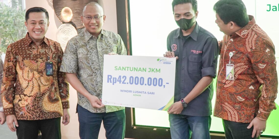 Penyerahan santunan kematian (JKM) BPJS Ketenagakerjaan oleh Direktur Kepesertaan BPJS Ketenagakerjaan Zainudin (kanan) bersama Direktur Jaringan Operasi & Penjualan PT Pegadaian Eka Pebriansyah (kiri) kepada ahli waris. (ist)